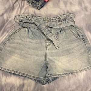 Light washed American eagle jean shorts!